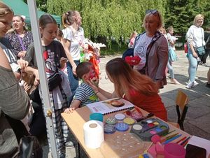 Dzieci bawiące się na Dniu Dziecka.