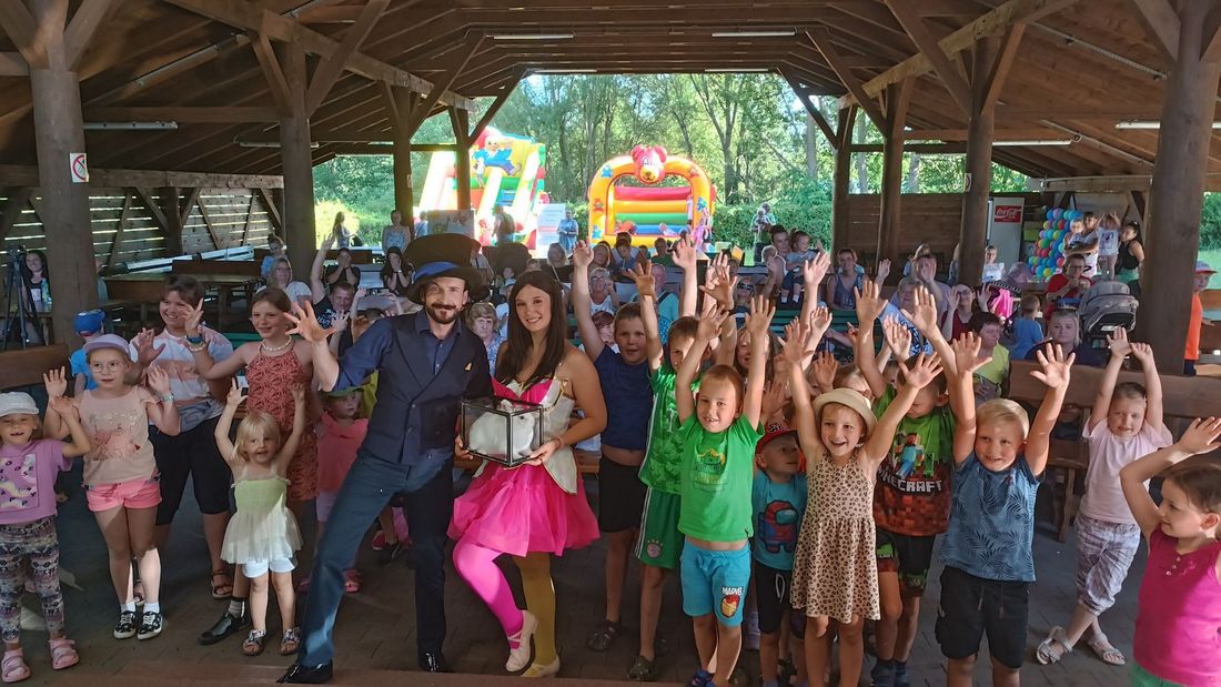 Dzieci podczas jednej z atrakcji. 