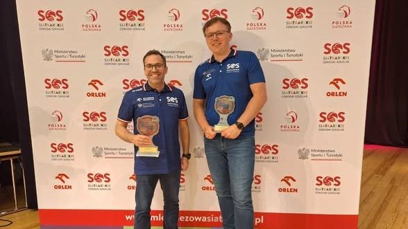 Dawid Hołda i Jakub Dejewski ze statuetkami