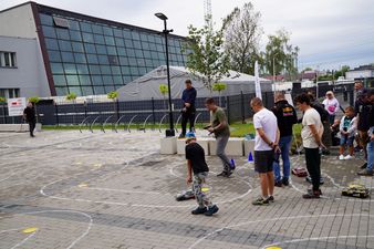 Start miniaturowego samochodu prowadzonego przez pilota