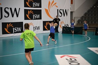 zawodnik w biało niebieskiej koszulce bierze zamach z piłką 
