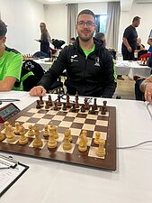 zawodnik przy szachownicy