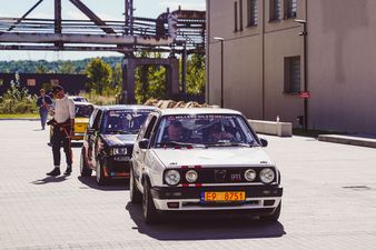 Pojazdy rajdowe ustawione w kolumnie wyścigowej