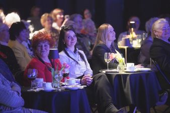 Publiczność, kobiety siędzące przy stolikach w łaźni moszczenica