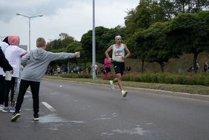 Zdjęcie przedstawia biegnącego zawodnika biegu głównego.