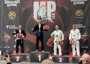 Medaliści na podium w kategorii seniorów BJJ