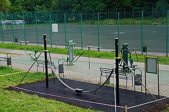 Deskorolka z lewej strony, ogrodzona biało-czerowną tasmą