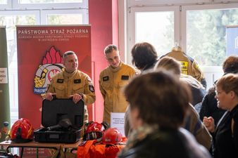 Strażacy prezentujący ofertę uczestnikom.
