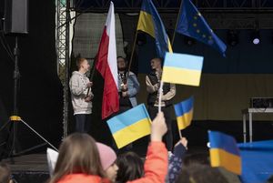 Młodzież z flagami, Polski, Unii Europejskiej i Ukrainy.