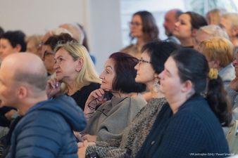 Kobieta słucha z zaciekawieniem 