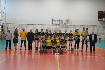 Zbiorowe zdjęcie drużyny z trenerami, prezesami oraz przedstawicielami władz miasta