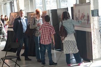 WIDZOWIE OGLĄDAJĄ ZDJĘCIA