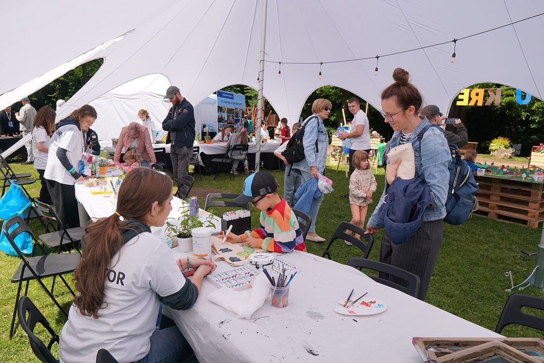 Dziecko podczas kolorowania w asyscie animatora