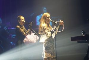 sanah z zespołem na scenie