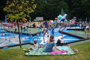 Rodzina na OWN - na pierwszym panie kobieta z dzieckiem, siedząca na kocu