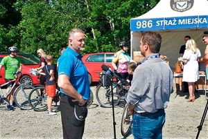 Reporter przeprowadza wywiad ze strażnikiem.
