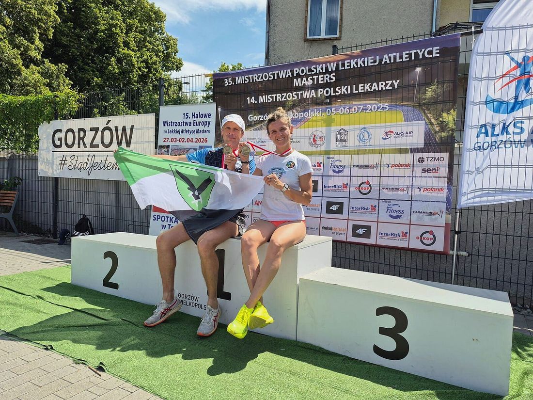 Medaliści siedzący na podium