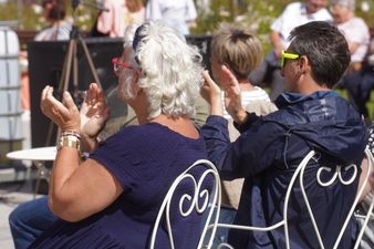 Publiczność oklaskująca występ Orkiestry Borynia - perspektywa z tyłu