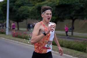 Zdjęcie przedstawia biegnącego zawodnika biegu głównego.