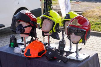 Kaski strażackie na manekinach