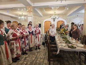 Panie z KGW śpiewają przed gośćmi