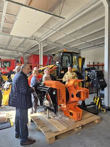 Uczestnicy spotkania przeglądają maszyny strażackie