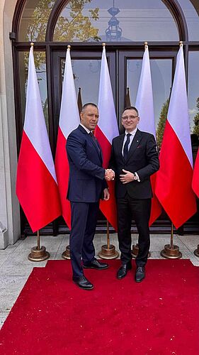 Michał Urgoł ściska dłoń Karolowi Nawrockiemu