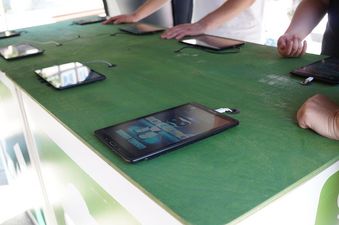 Osiem tabletów położonych na zielonym stole