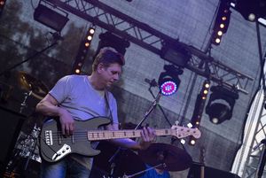 Muzycy na scenie - gitarzysta
