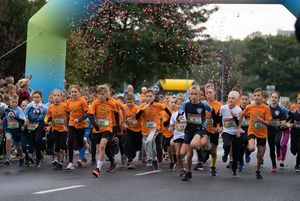 Zdjęcie przedstawia młodych zawodników na starcie.