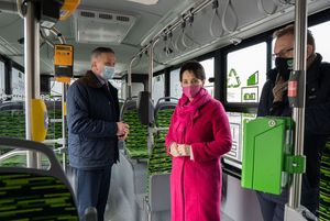Wnętrze autobusu - przedział pasażerski.