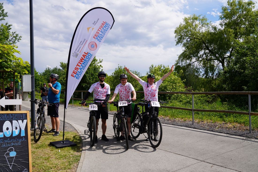 Zdjęcie przedstawia uczestników Festiwalu Żelaznego Szlaku Rowerowego
