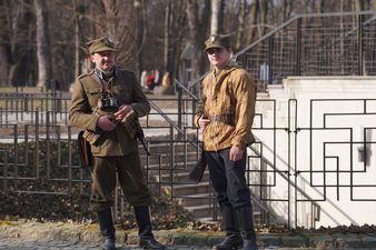 Uczestnicy gry terenowej ubrani w stroje wojskowe