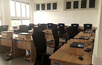 Sala lekcyjna w szkole z nowymi stanowiskami do nauki i komputerami