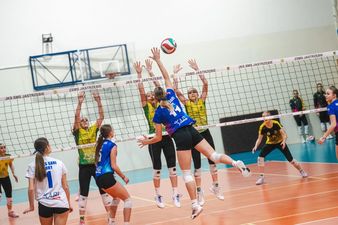 Zawodniczka z Żor kiwie na potrójnym bloku jastrzębianek