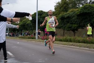 Zdjęcie przedstawia biegnącego zawodnika biegu głównego.