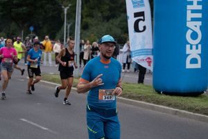 Zdjęcie przedstawia biegnących zawodników biegu głównego.