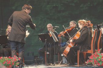 Śląska Orkiestra Kameralna pod dyrekcją Adama Wesołowskiego podczas wykonania muzyki z filmu "Incepcja"