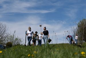 mieszkańcy miastasadzą drzewa