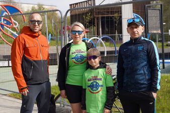 Rodzina uczestnicząca w rajdzie na tle tężni solankowej