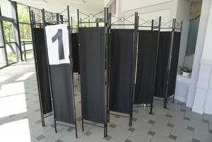 Wnętrze punktu szczepień - parawany
