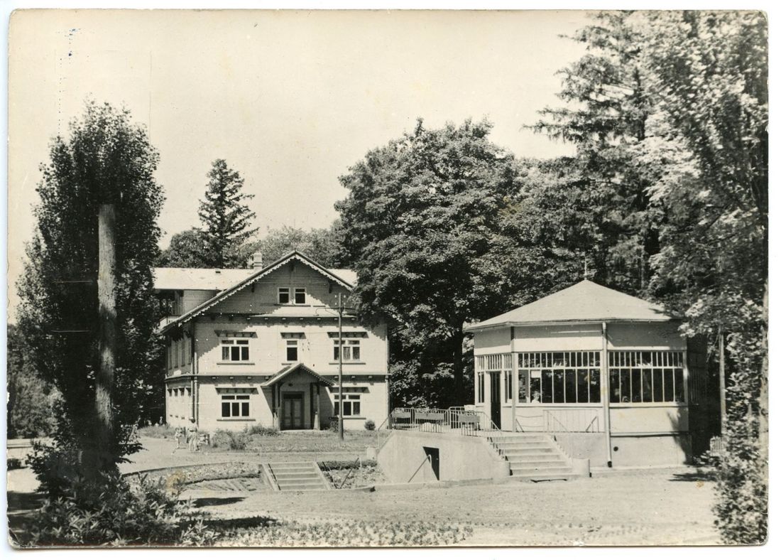 Archiwalne zdjęcia Galerii Histori Miasta, przedstawia kawiarenke w Parku Zdrojowym.