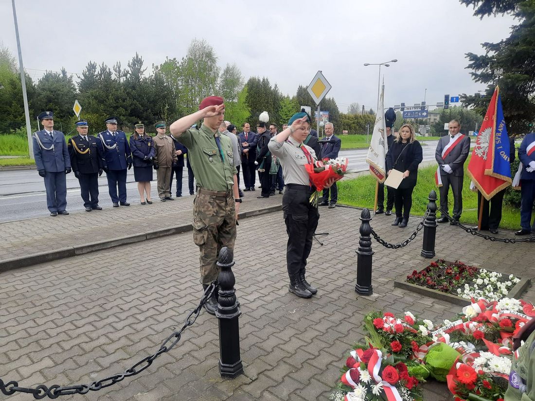 Uroczystości z okazji święta 3 maja przed pomnikiem upamiętniającym miejsce powitania Wojska Polskiego 4 lipca 1922 roku