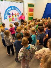 Przedszkolaki z Publicznego Przedszkola nr 12 biora udział w świętowaniu tańcem Dnia Rodziny