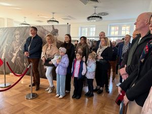 Większa grupa osób przysłuchuje się wykładowi na temat żołnierzy wyklętych