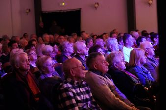 Widok z przodu na liczną widownię w starszym wieku