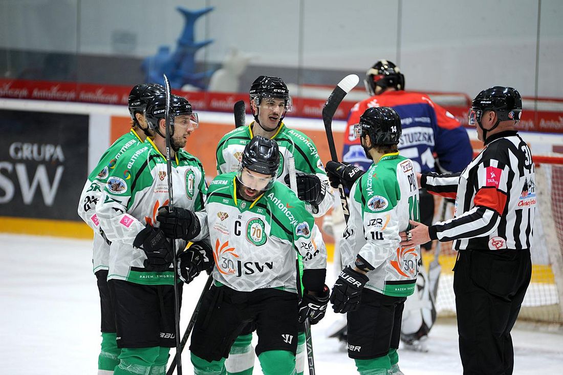 Zdjęcie przedstawia hokeistów JKH GKS-u Jastrzębie.