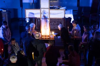 widok z góry na ołtarz do którego podchodzą ludzie
