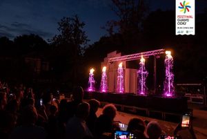 Pokaz laserowy z efektami wody i ognia.