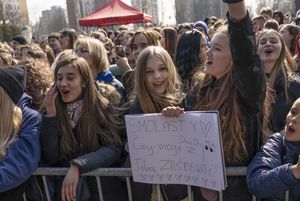 Dzieci i młodzież bawi się pod sceną.